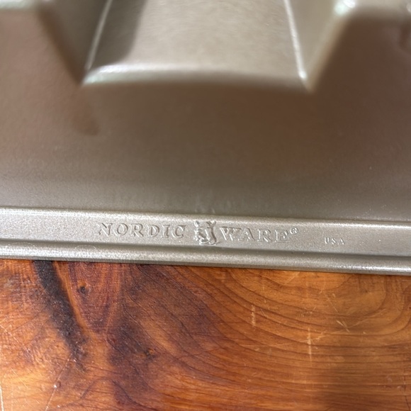 Nordic Ware Aluminum Cast Beehive Cake Pan - Picture 3 of 5